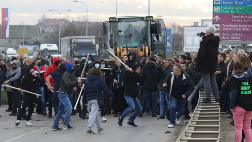 Zajedno: Nema odgovornih za povlačenje policije pred maskiranim batinašima na Šabačkom mostu!